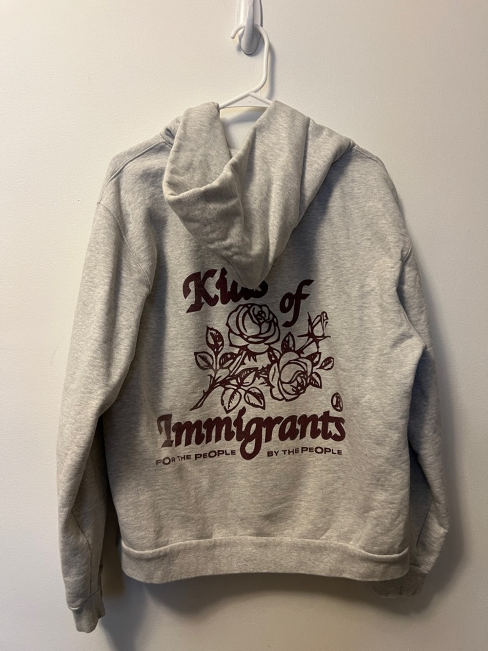 Men's Light Gray Pullover Hoodie with Subtle Logo